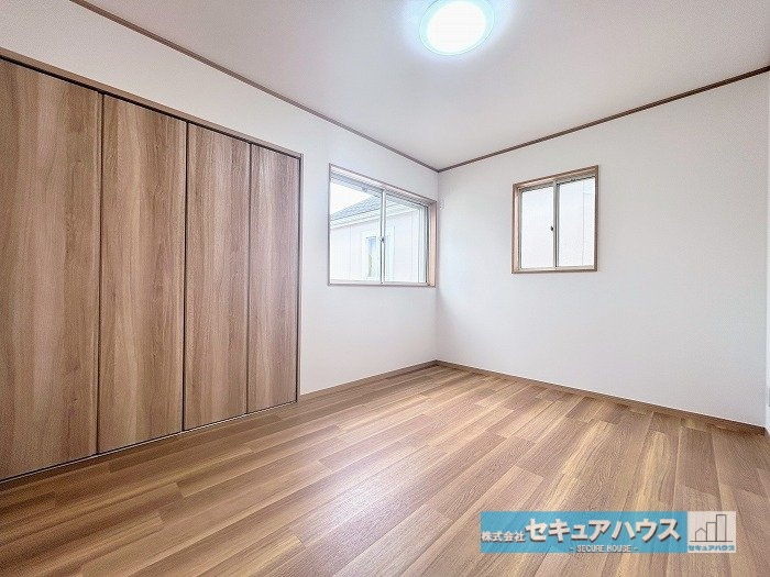 【今からご案内可能♪】東郷町春木台5丁目　中古戸建の洋室|【洋室6帖】
◆陽当たりが良く、心のやすらぎと満足感を与えてくれます。通風と採光を考慮した設計は子供たちはのびのび育ち、家族でくつろぎと団らんを生み出します♪
◆全居室収納付きです！　　　　　　　　　