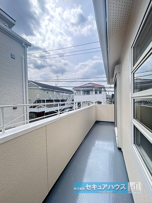 【今からご案内可能♪】東郷町春木台5丁目　中古戸建のバルコニー|【バルコニー】
◆見晴らしもよく、太陽の温かな温もりをめいっぱい受け止めてくれます。
◆南向きで洗濯物も良く乾きます♪
◆ワイドバルコニーのため広くスペースを利用できるのも魅力です。　　　　　　　　