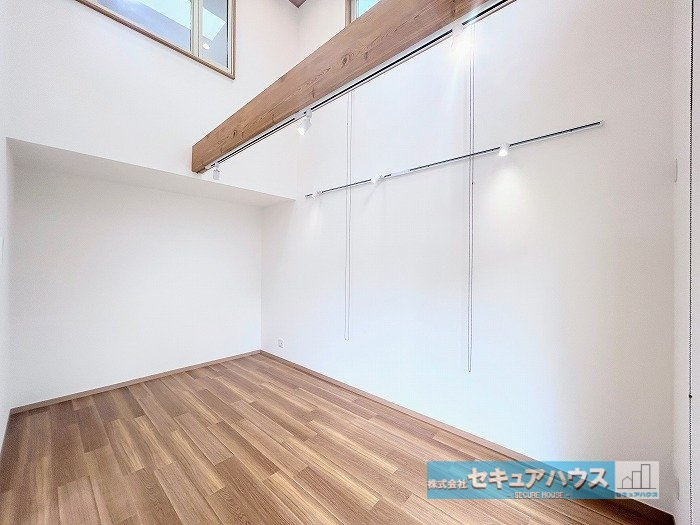 【今からご案内可能♪】東郷町春木台5丁目　中古戸建の居間・リビング|【約13.5帖のリビング】
◆吹抜付きのリビングのため、開放感がありお洒落な空間に仕上がっています。
◆ 2階の窓から光を採り入れることで、日当たりが悪い立地や1階の奥まで明るく照らすことができます。