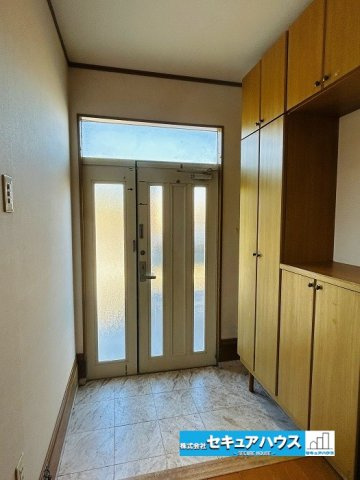 【今からご案内可能♪】東郷町春木台5丁目　中古戸建の玄関|【玄関】
◆光が差し込み明るいです。気分も晴れやかになりますね♪
シューズ棚もあります♪