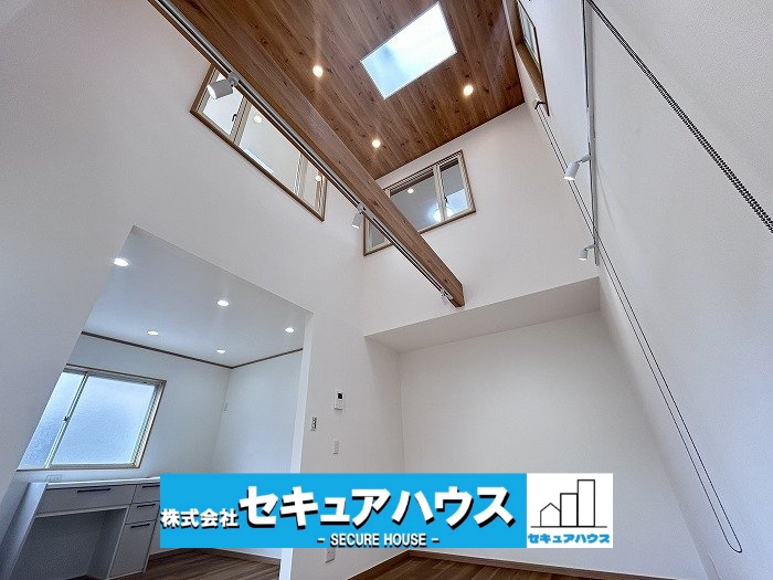 【今からご案内可能♪】東郷町春木台5丁目　中古戸建の居間・リビング|◆角地で日当たり良好！
◆2026年3月に外壁屋根塗装実施済み！水回り交換済、内装リフォーム完了済みの中古住宅！！！
◆本日ご案内可能♪お仕事終わりや水曜日のご案内も可能です◎　　　　　　　　　　　　