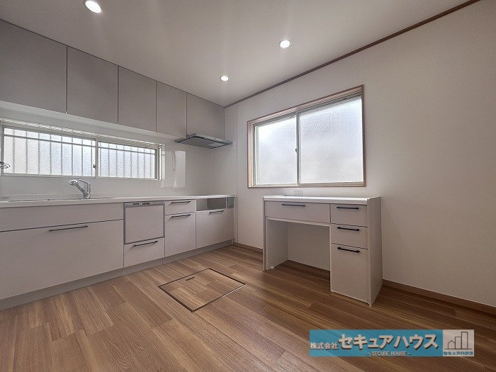 【今からご案内可能♪】東郷町春木台5丁目　中古戸建のキッチン|【キッチン】
◆キッチンの窓は調理中のニオイや煙、熱気を効率的に排出できる高い換気能力があります。
◆広々としたキッチンスペースになっており、リビングと区切られている設計です。
◆床下収納付き♬　　　