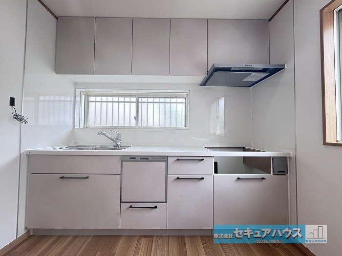 【今からご案内可能♪】東郷町春木台5丁目　中古戸建のキッチン|【キッチン】
◆収納豊富なシステムキッチン。スマートレンジフードはお掃除が楽になり、見た目もスタイリッシュなデザインです。
◆洗い物の時短に繋がる食洗機付きです。　　　　　　　　　　　　　　　　　　　