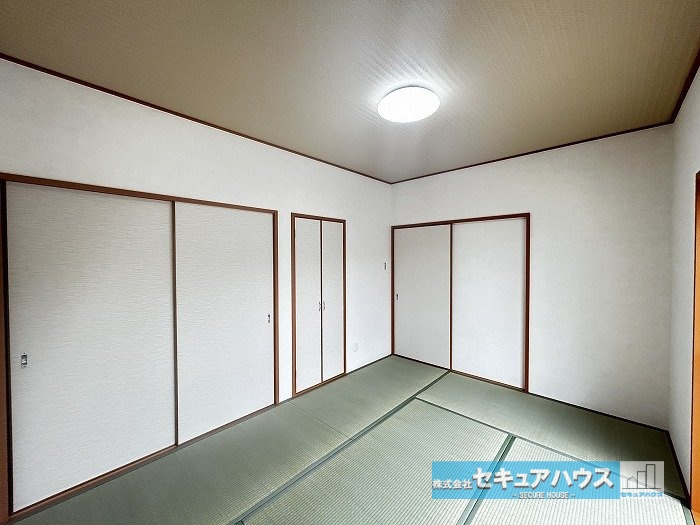 【今からご案内可能♪】東郷町春木台5丁目　中古戸建の和室|【和室】
◆布団を敷けば寝室に、座卓を置けば応接間にと多目的に使え、畳の香りとい草の香りにはリラックス効果があります♪
◆押入には収納豊富で、来客時の布団などをしまうことができます。　　　　　　　　　