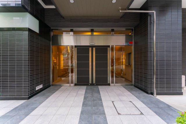 エスリード南森町のエントランス