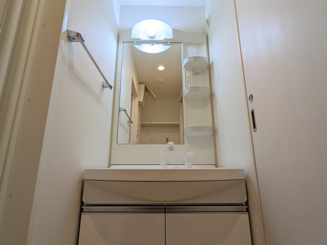 ケーディーエックスレジデンス上野毛の洗面所|脱衣スペースもあります