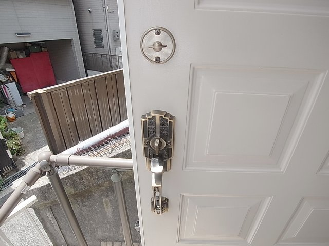 ひょうご夢野ひかりと風の家の玄関|鍵も重複施錠で安心＾＾