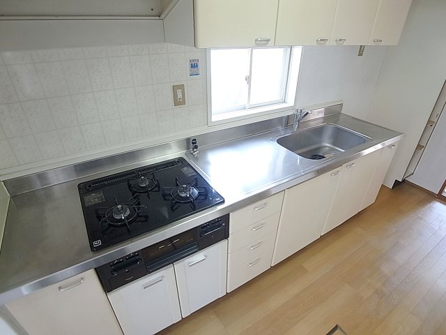 ひょうご夢野ひかりと風の家のキッチン|大型のシステムキッチン。ガスコンロ3口コンログリル付