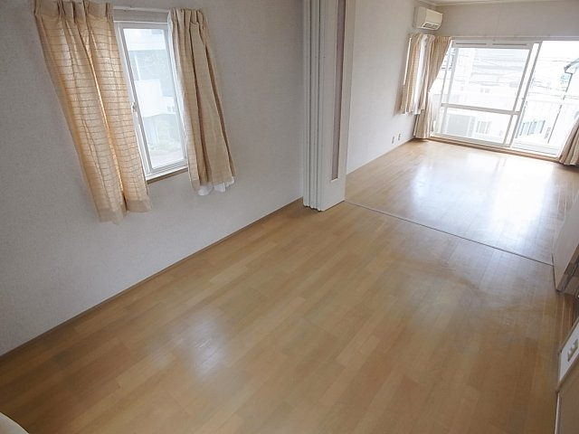 ひょうご夢野ひかりと風の家の洋室|仕切りを開けると圧巻の広さを誇ります