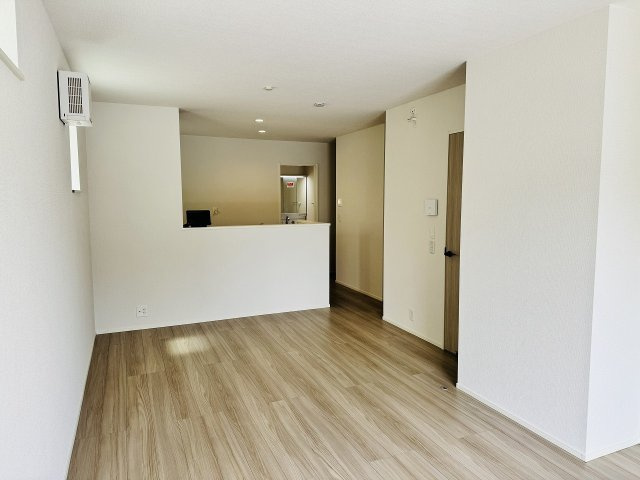 八王子市　下恩方町　新築一戸建て　２４ー１期の居間・リビング|～17.5帖の明るいLDKで、家族団欒の時間をお過ごしいただけます～