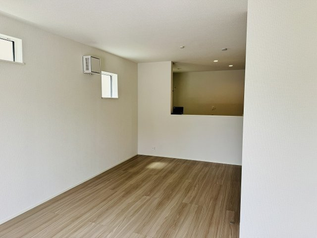 八王子市　下恩方町　新築一戸建て　２４ー１期の居間・リビング|～17.5帖の明るいLDKで、家族団欒の時間をお過ごしいただけます～