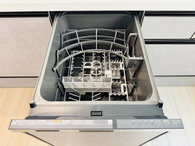 八王子市　下恩方町　新築一戸建て　２４ー１期のキッチン|～食洗機付き　食事後の食器洗いはお任せ、家族でゆっくりとくつろげます～