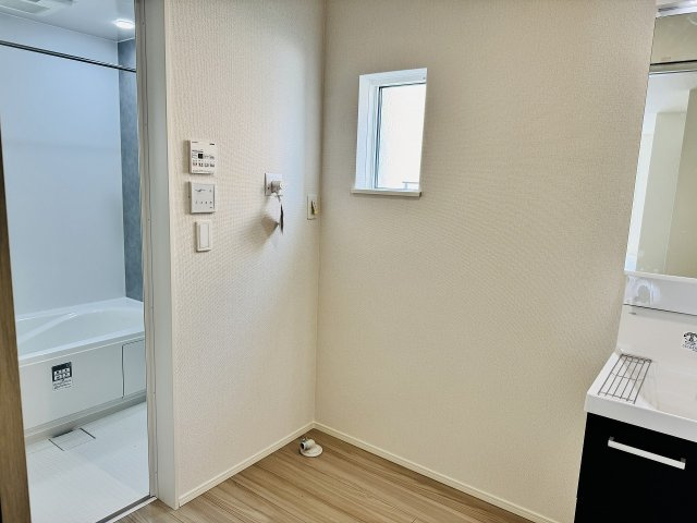 八王子市　下恩方町　新築一戸建て　２４ー１期の脱衣所|～窓付きで明るい洗面所　換気もしやすいです～