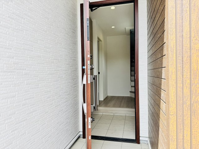 八王子市　下恩方町　新築一戸建て　２４ー１期の玄関|～玄関は安心のWロックキーを採用～