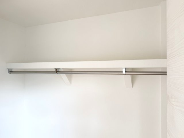 アリエス久留米東の収納|クローゼットの枕棚の下には便利なパイプハンガー付き