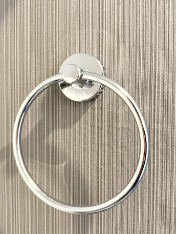 アリエス久留米東のトイレ|おしゃれなタオル掛け