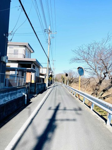 あきる野市草花　リノベーション済中古戸建の前面道路含む現地写真