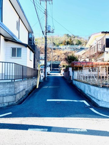 あきる野市草花　リノベーション済中古戸建の前面道路含む現地写真