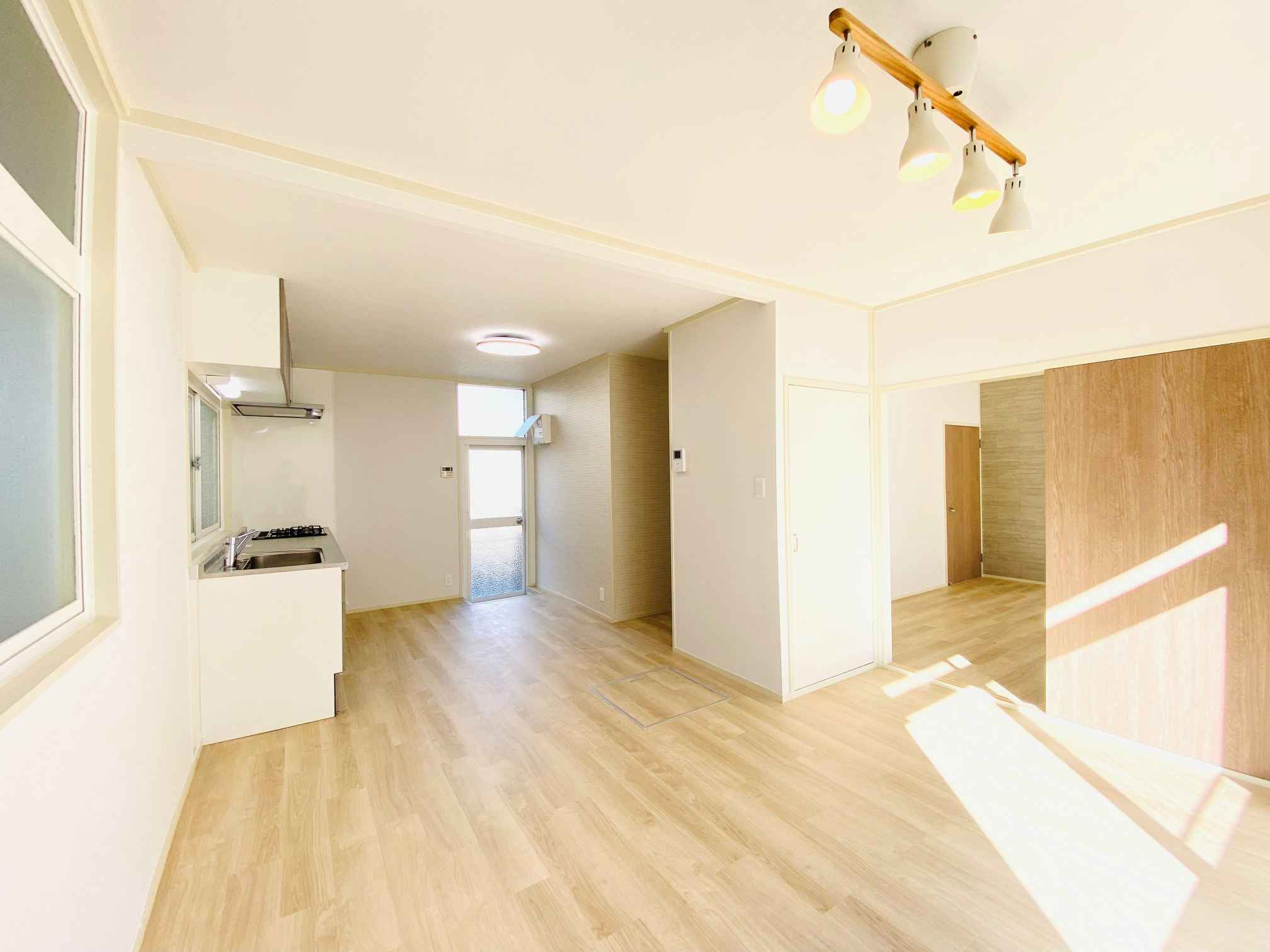 あきる野市草花　リノベーション済中古戸建の居間・リビング|明るいLDKになります！