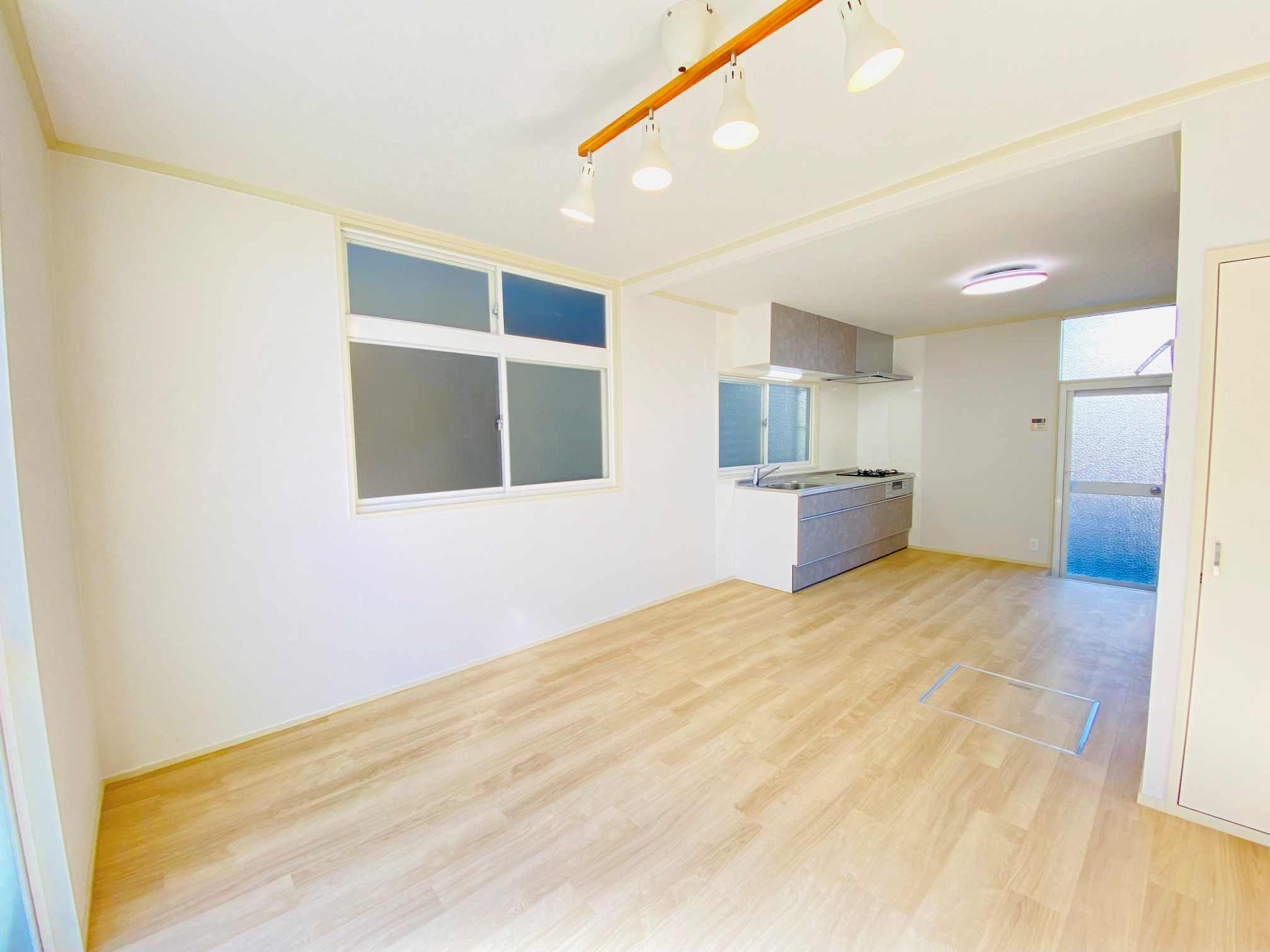 あきる野市草花　リノベーション済中古戸建の居間・リビング