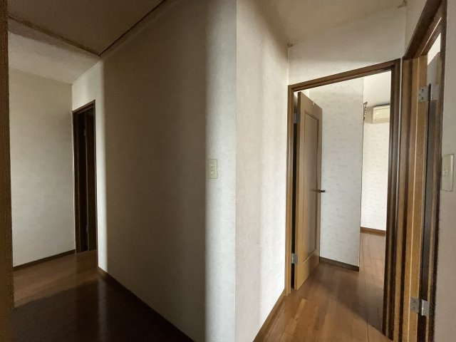 中古住宅　清本町8丁目の洋室|2階中と西の入口