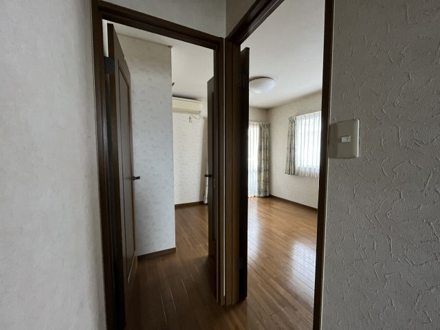 中古住宅　清本町8丁目の洋室|2階西入口　南と西に窓