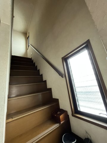 中古住宅　清本町8丁目のその他|階段と北窓
