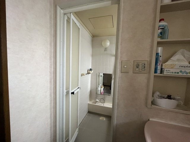 中古住宅　清本町8丁目の浴室|折れ戸