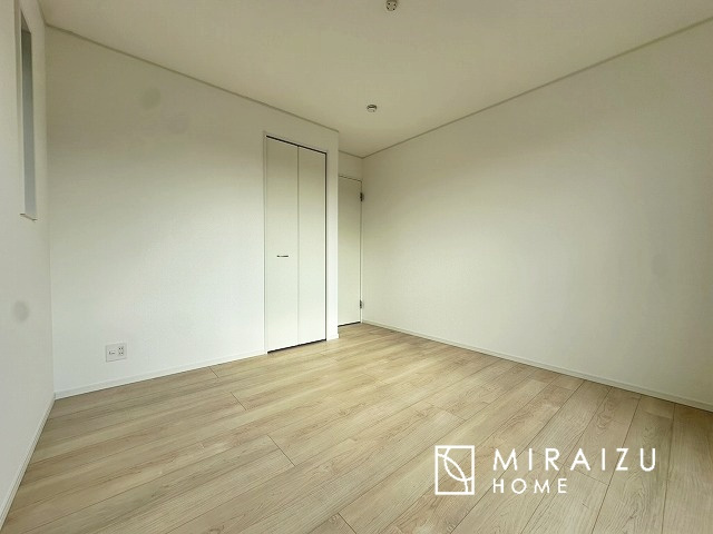 【洋室】 | 暮らしやすさを考えたプランで快適な現地ロケーションを実現。安らぎに満たされる、ゆとりのある日々を過ごせます♪