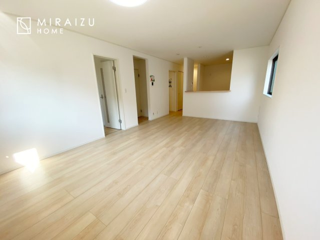 【居間・リビング】 | 窓が多いと温かな太陽の光と心地いい風が室内へと入ります。家族が集まるリビングは明るく過ごしやすいつくりです。窓が多いお家は住みやすい証です。