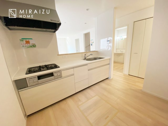 【キッチン】 | 広々としたキッチンは大きな深型シンク、3口コンロ、換気扇、大きなお鍋から小物まで取り出しやすさを考えられた引き出し収納の付いたシステムキッチンです。