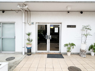 【エントランス】 | お客様を、そして住人を出迎えてくれるマンションのエントランス。ゴミが落ちていないことからも、管理状態の良さや住民の節度の高さが見て取れます。～即日のご見学可能～　お問合せはお気軽にどうぞ。
