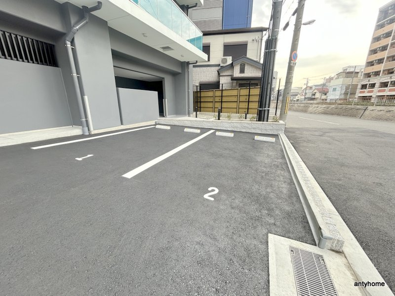 レオンヴァリエ長堀通　仲介手数料無料の駐車場