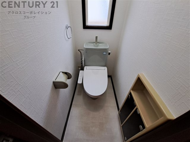 収納つきのトイレです