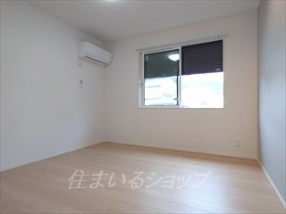 広島市安佐北区三入１丁目のアパートの寝室|エアコン・シャッター雨戸あり