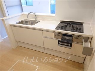 広島市安佐北区三入１丁目のアパートのキッチン|センサー吐水シャワー栓・３口ガスコンロ・グリル付きシステムキッチン