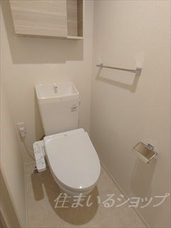 広島市安佐北区三入１丁目のアパートのトイレ|シャワートイレ・収納棚あり