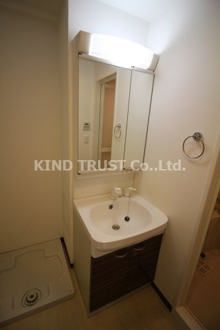 レジュールアッシュ梅田北の洗面所|ゆったりとスペースのある洗面所