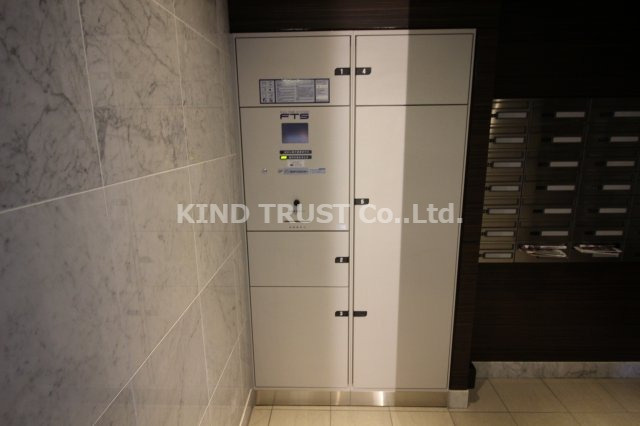 レジュールアッシュ梅田北のエントランス|便利な宅配ボックスです