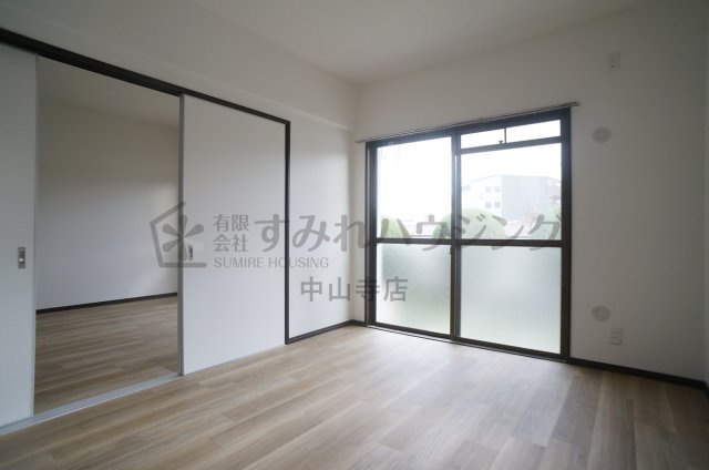 カーサ宝塚東の洋室