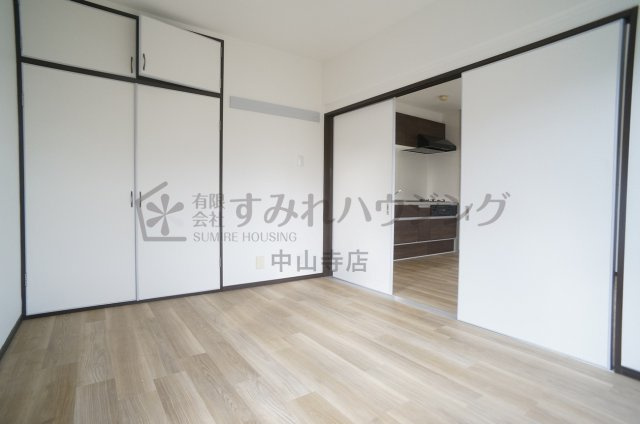 カーサ宝塚東の洋室