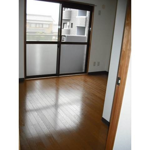 グランドゥール須田の洋室