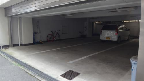 福岡市中央区赤坂３丁目の賃貸マンションの駐車場