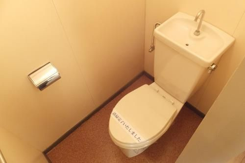 福岡市中央区赤坂３丁目の賃貸マンションのトイレ