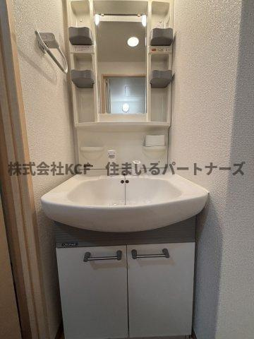 桜レジデンシャルの独立洗面台|独立洗面台、小物を置くことができて便利です