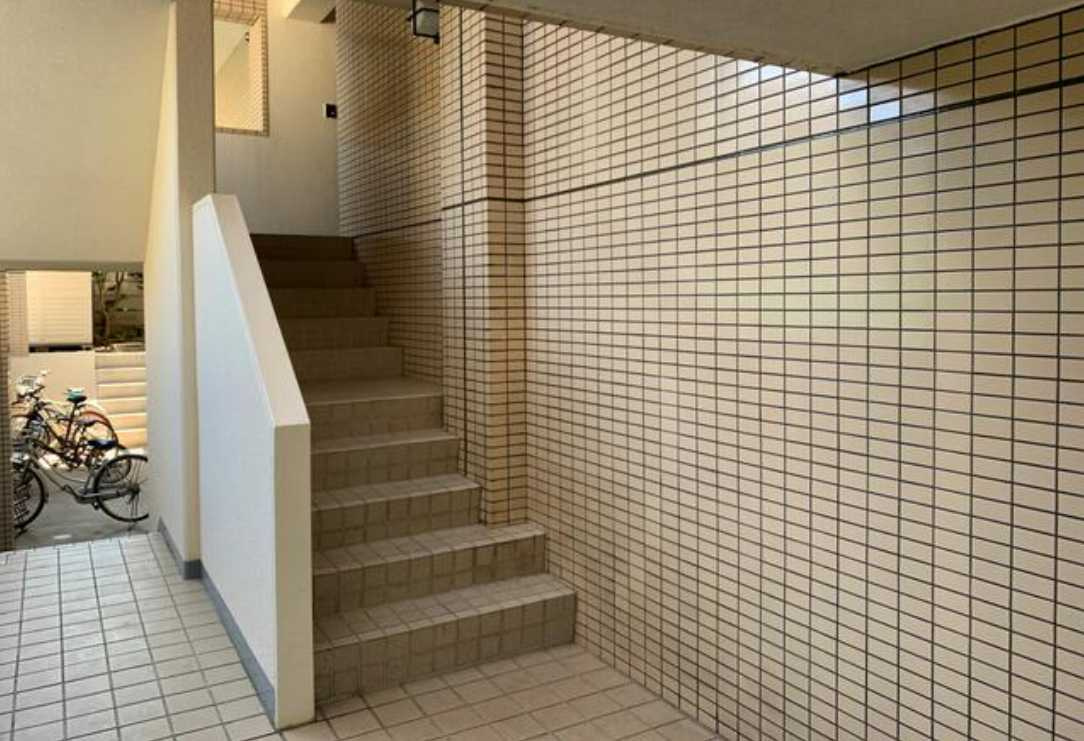 メゾン新町　南西角部屋　外観タイル貼り　駅近のエントランス