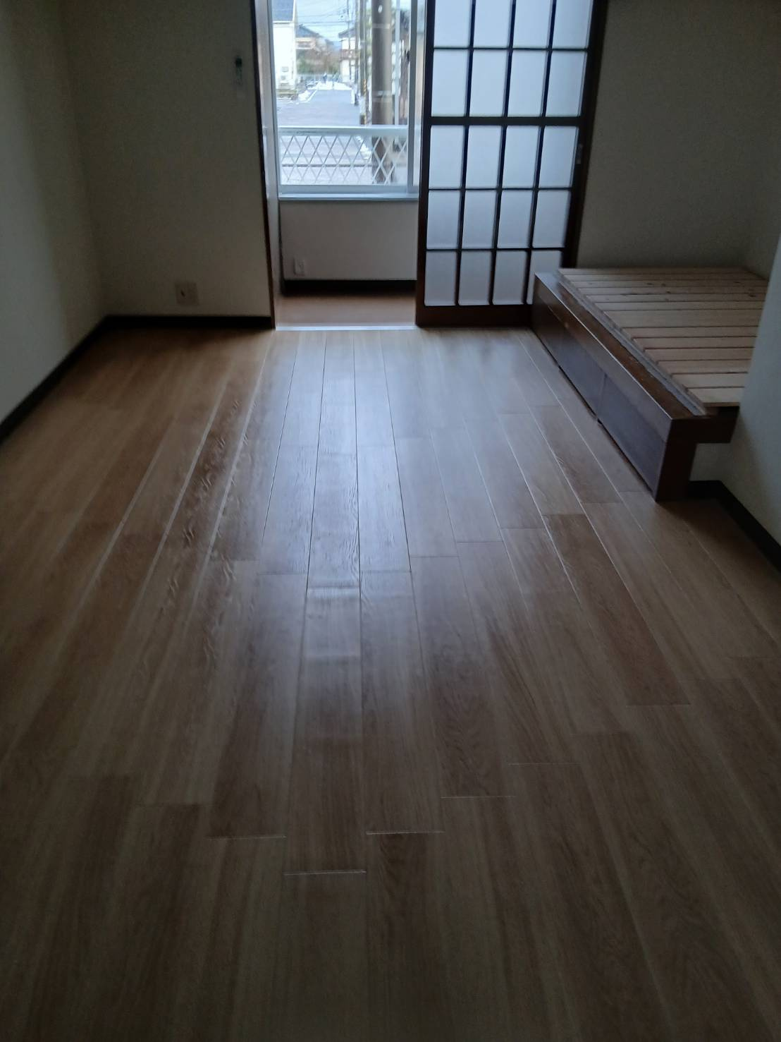 柏崎市穂波町のアパートの居間・リビング|このお部屋の床です