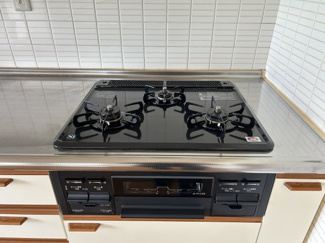 【設備】 | ドムール長居 | 三口コンロでグリルも付いています！