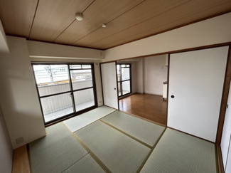 【和室】 | ドムール長居 | 西にバルコニーにでれる窓、南に腰窓が付いていますのでとても温かいお部屋です！
