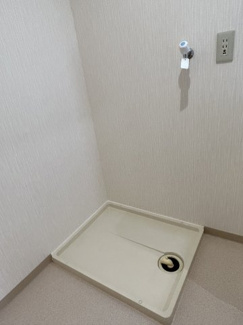 【設備】 | ドムール長居 | 独立洗面台の横には洗濯機置き場があります。